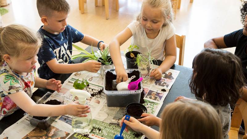 Barn planterar växter. Barn planterar växter.